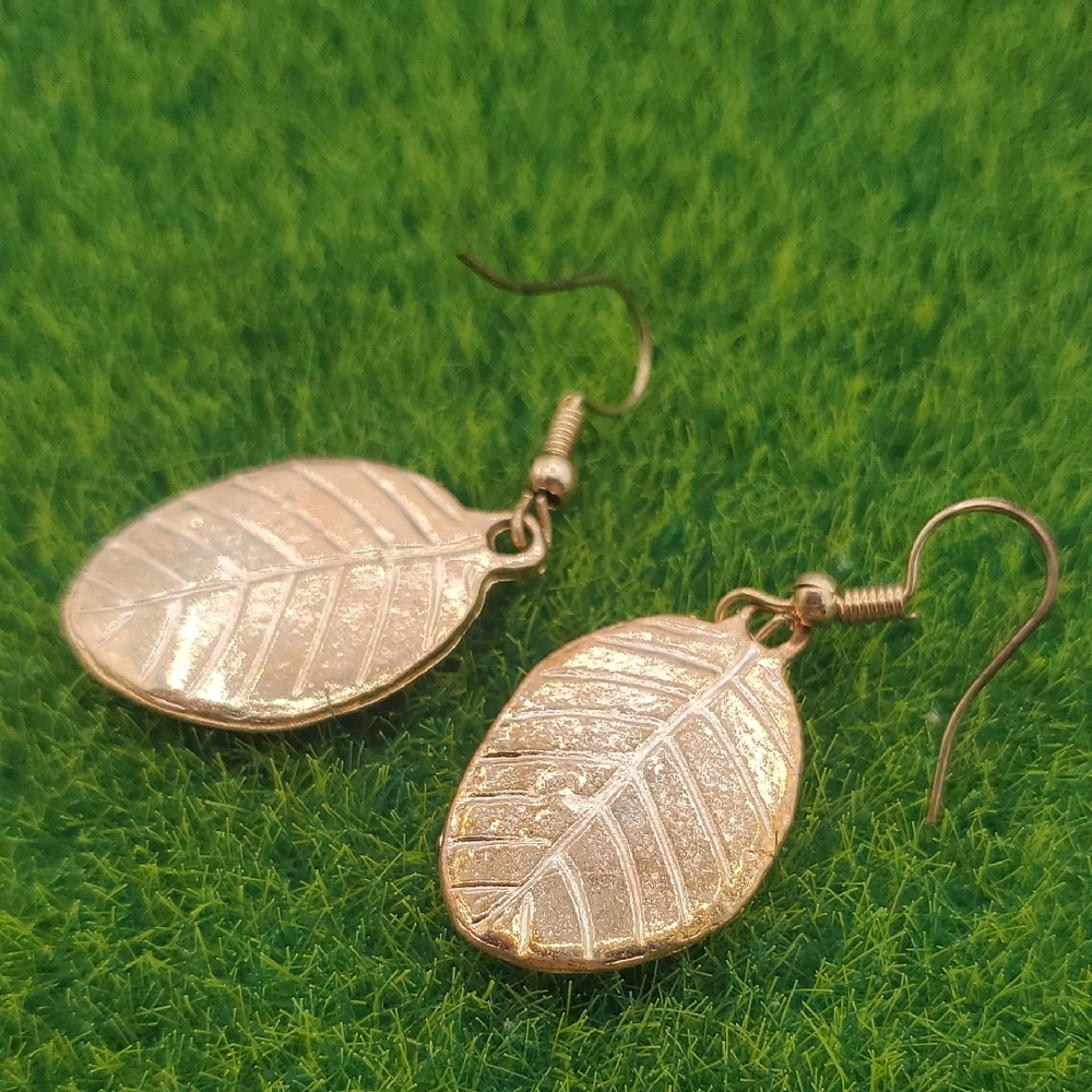 Elegant Gold Tone Intricate Leaf Earrings E1036